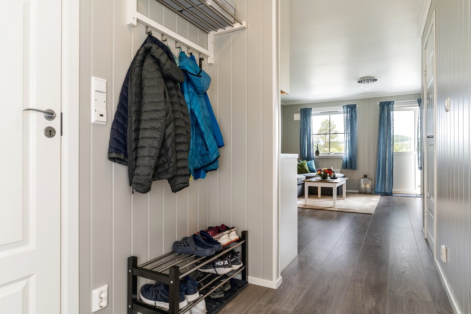 Entré med plass til å henge fra seg yttertøyet. Galleribilde