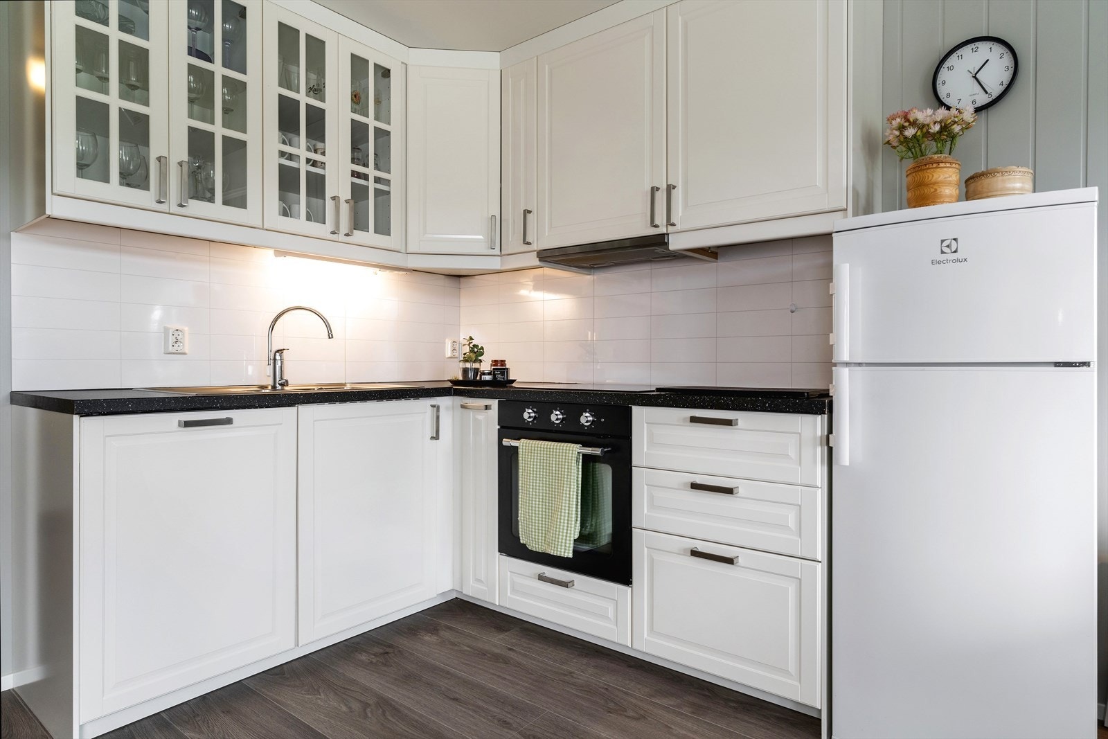 Kjøkkeninnredning med profilerte malte fronter, laminat benkeplate og nedfelt oppvaskkum. Integrert stekeovn, platetopp, oppvaskmaskin samt frittstående kjøl/frys. Galleribilde