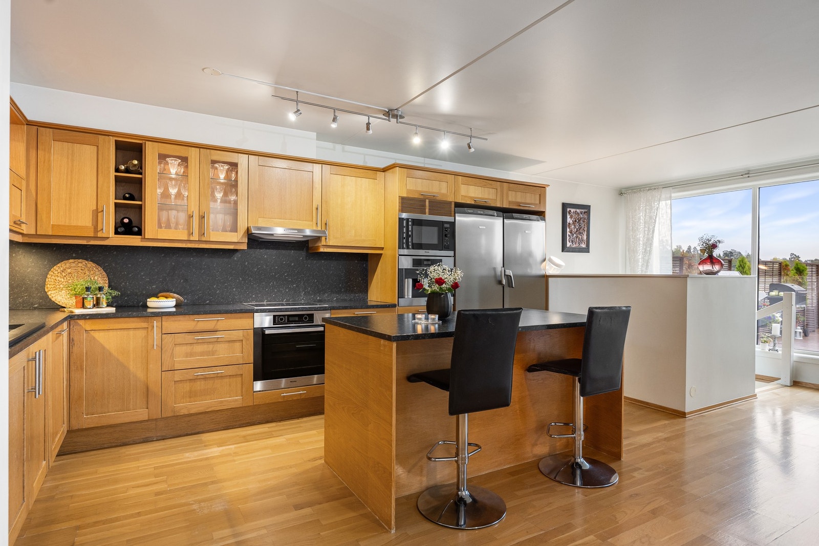 Kjøkkenet har en praktisk kjøkkenøy, godt med skapplass og moderne løsninger. Galleribilde