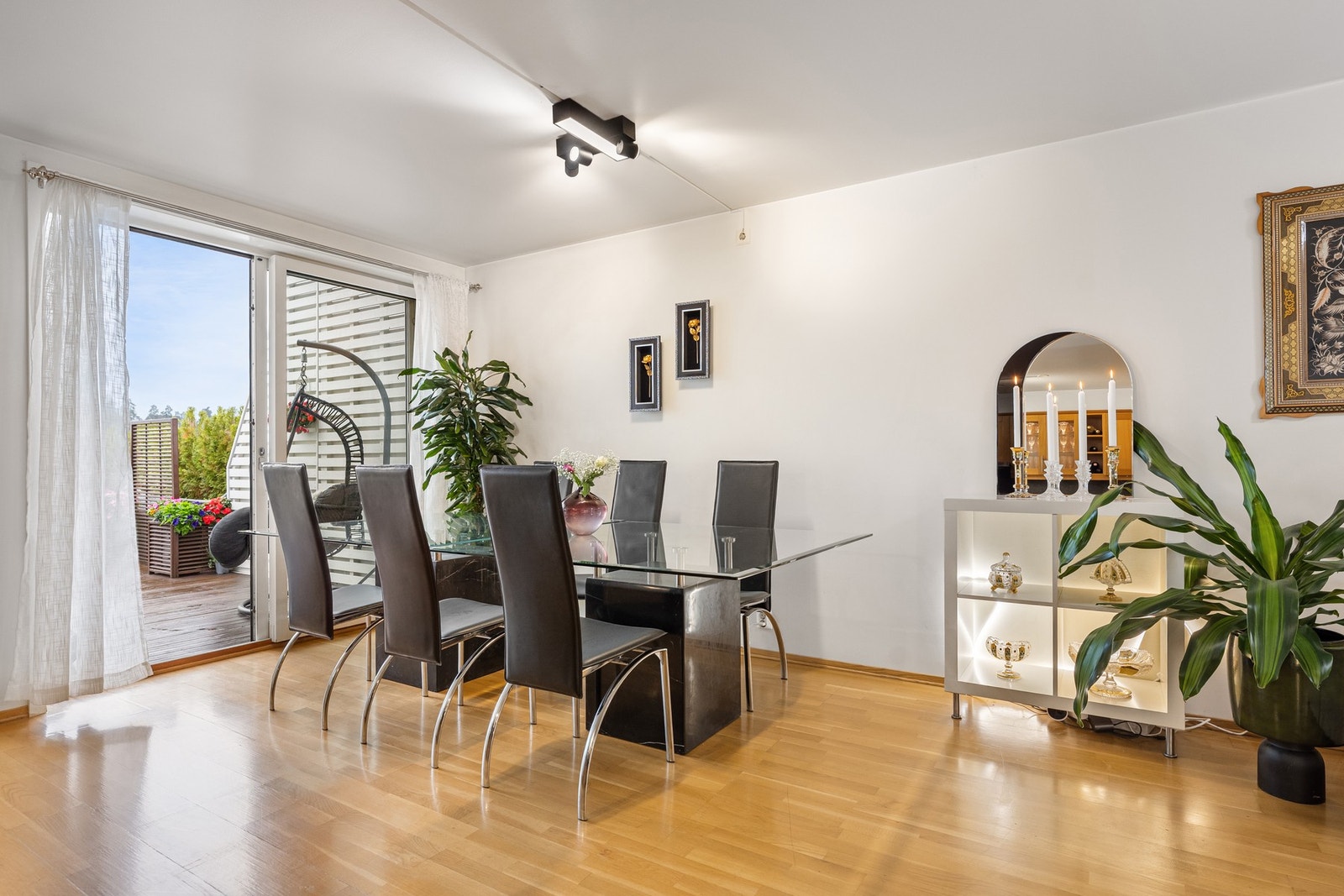 Herfra har du utgang til en stor sydvendt takterrasse. Galleribilde