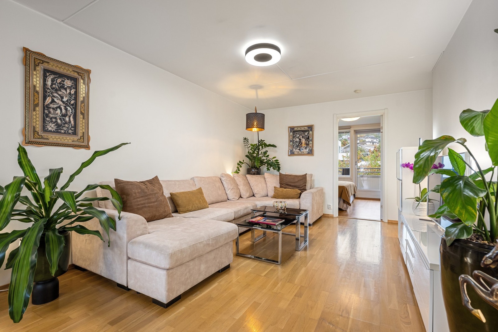 I andre enden av stuen er det god plass til sofakrok og tv-møblement. Galleribilde