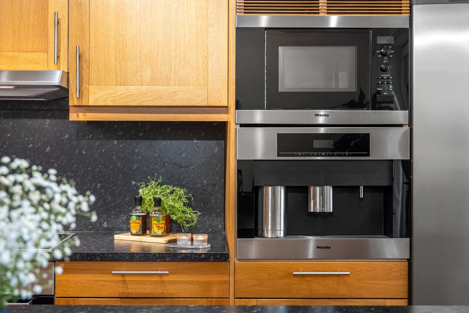 Hvitevarer som oppvaskmaskin, kaffemaskin, mikrobølgeovn, stekeovn og induksjonstopp er integrert. Galleribilde