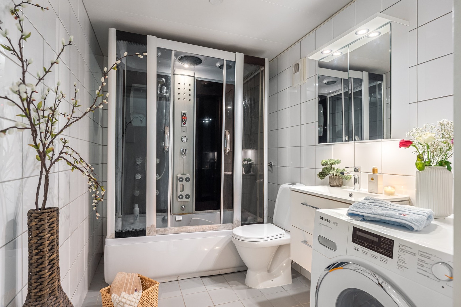 Badet har gulvvarme, ny innredning fra 2023, steamdusj med jacuzzi og opplegg for vaskesøyle. Galleribilde