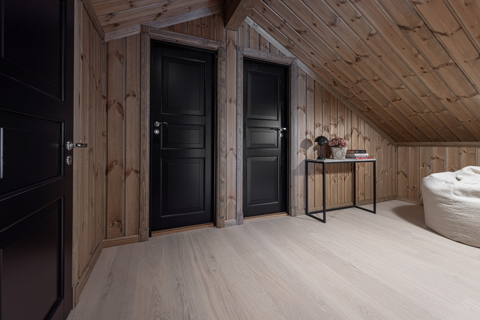 Det er 2 romslige soverom i 2. etasje, mezzanin med oppholdsplass, separat, romslig baderom og stor loftstue. Galleribilde