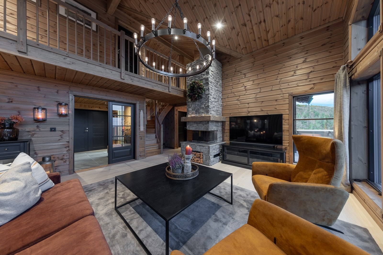 Det er en generøs takhøyde i stue på hele 4.85 m Galleribilde