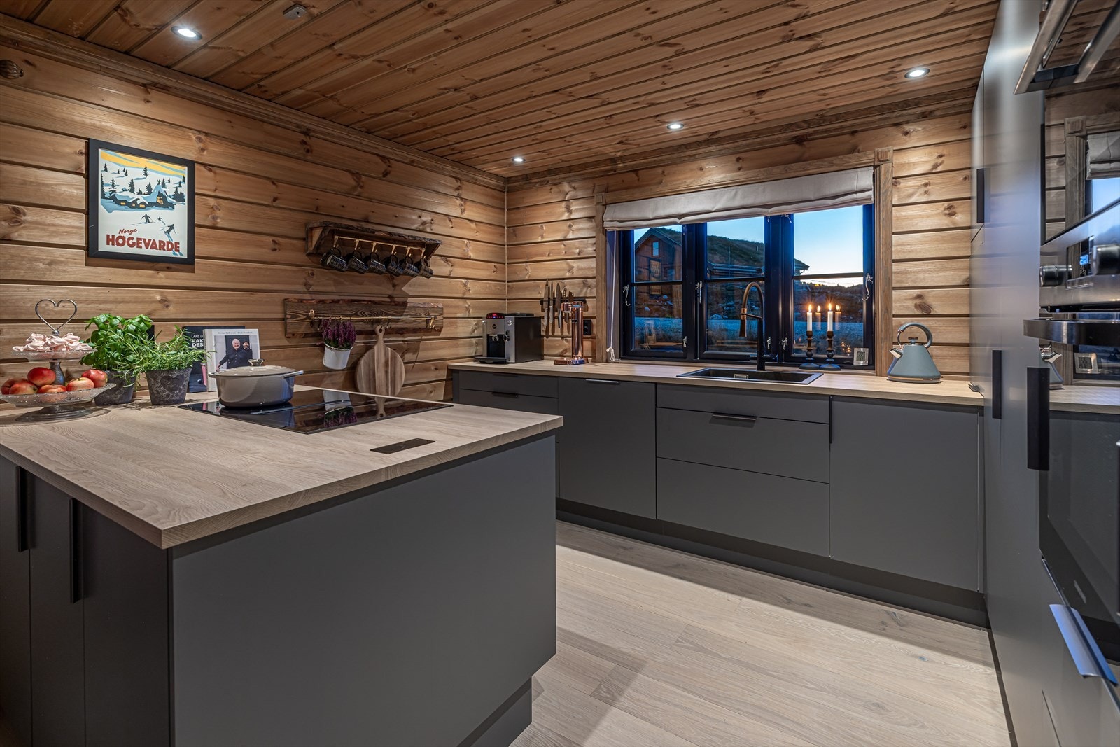 Lekkert kjøkken med moderne innredning og rikelig med oppbevaring og god benkeplass Galleribilde