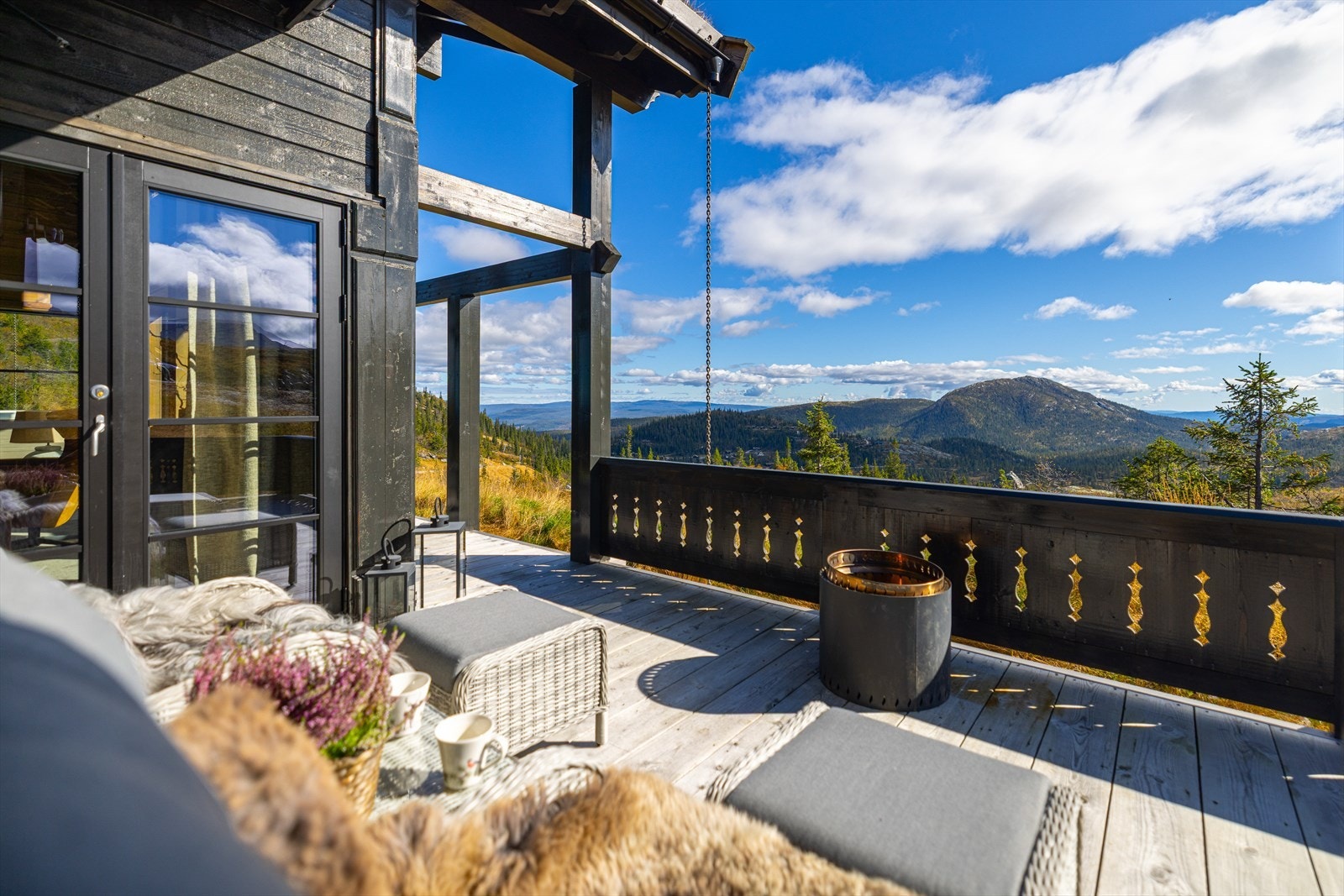 Nyt naturskjønne omgivelser fra egen terrasse med fantastisk fjellutsikt Galleribilde