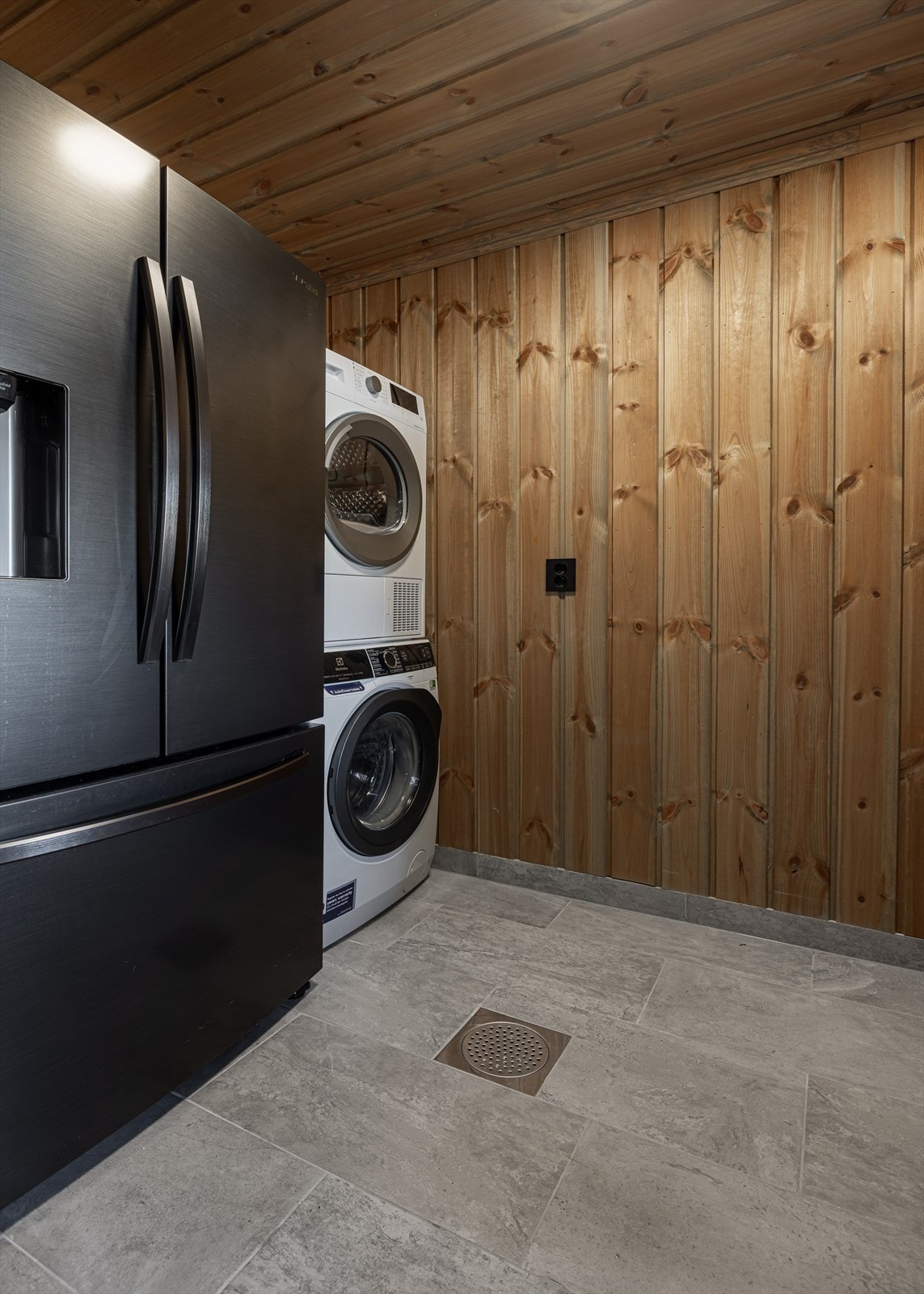 Praktisk og romslig vaskerom med plass til ekstra kjøleskap og fryser. Det er opplegg for vaskemaskin, mekanisk avtrekk og opplegg til skyllekum. Skyllekum er fjernet mens armatur og avløpsrør er der. Galleribilde