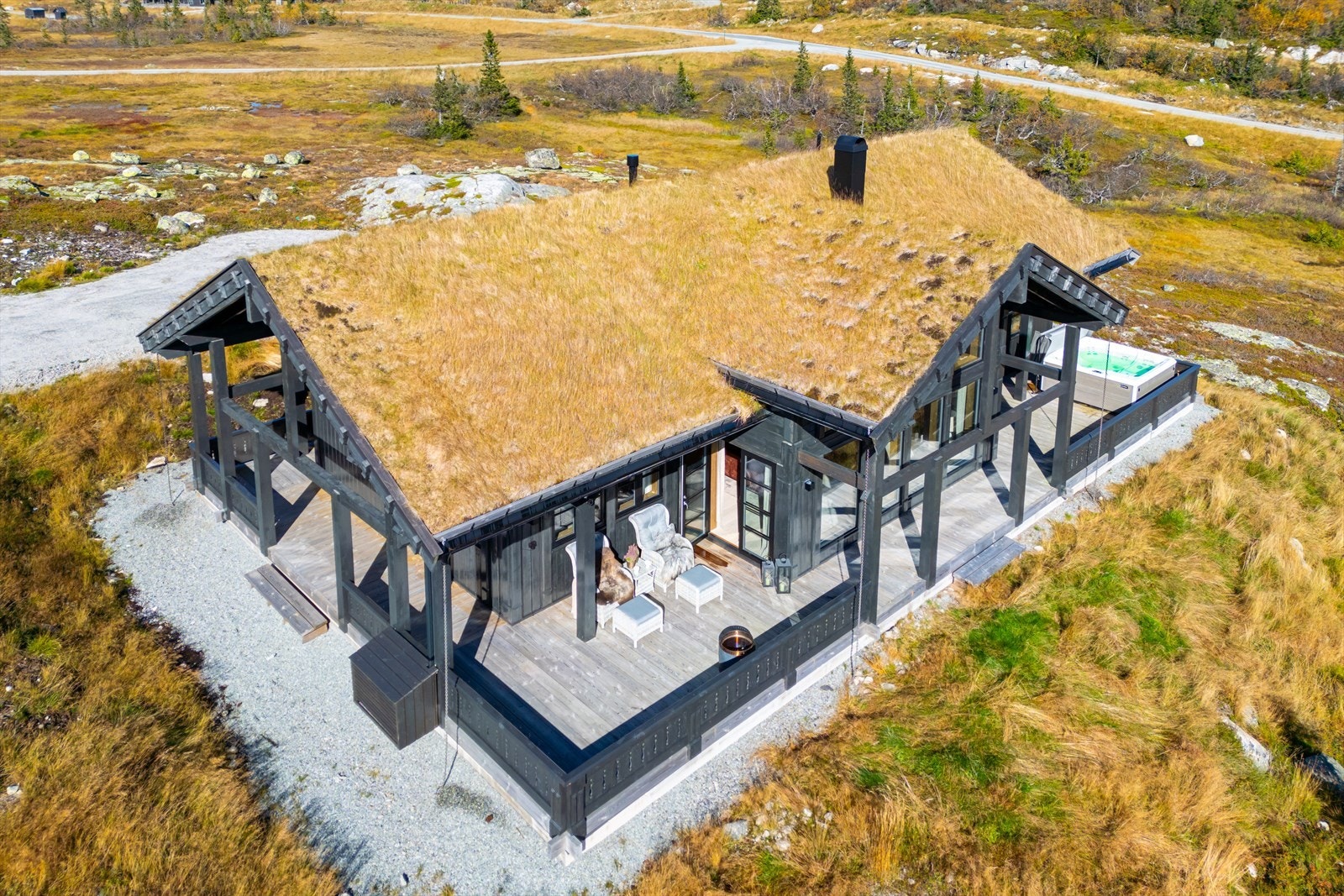 Det er terrasser på 3 sider av hytta, hvor deler er overbygget. Her har man anledning til forflytte seg ift. sol- og vind Galleribilde