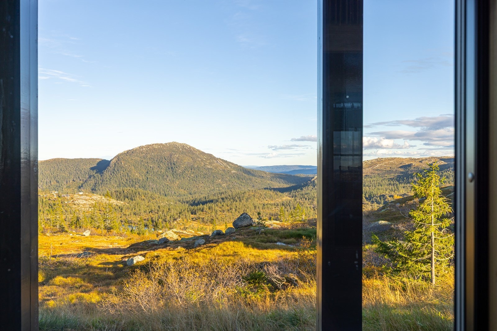 Vakkert utsyn fra stuevinduet Galleribilde