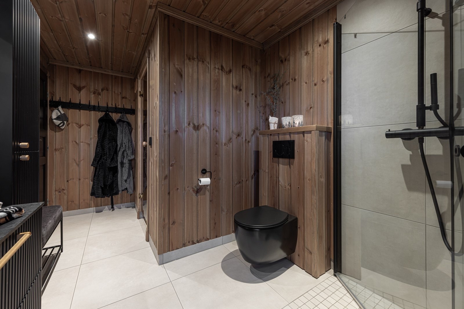 Lekkert bad med gulvvarme og downlights Galleribilde