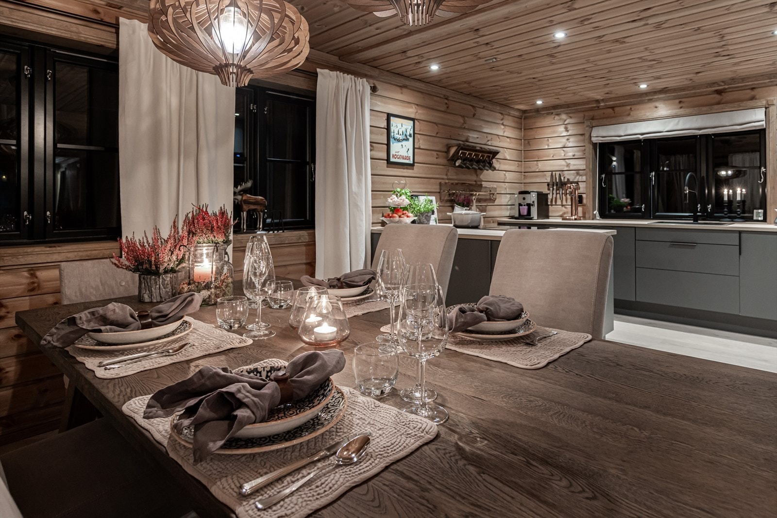 Spisestue med plass til hele familien og nærhet til naturen Galleribilde