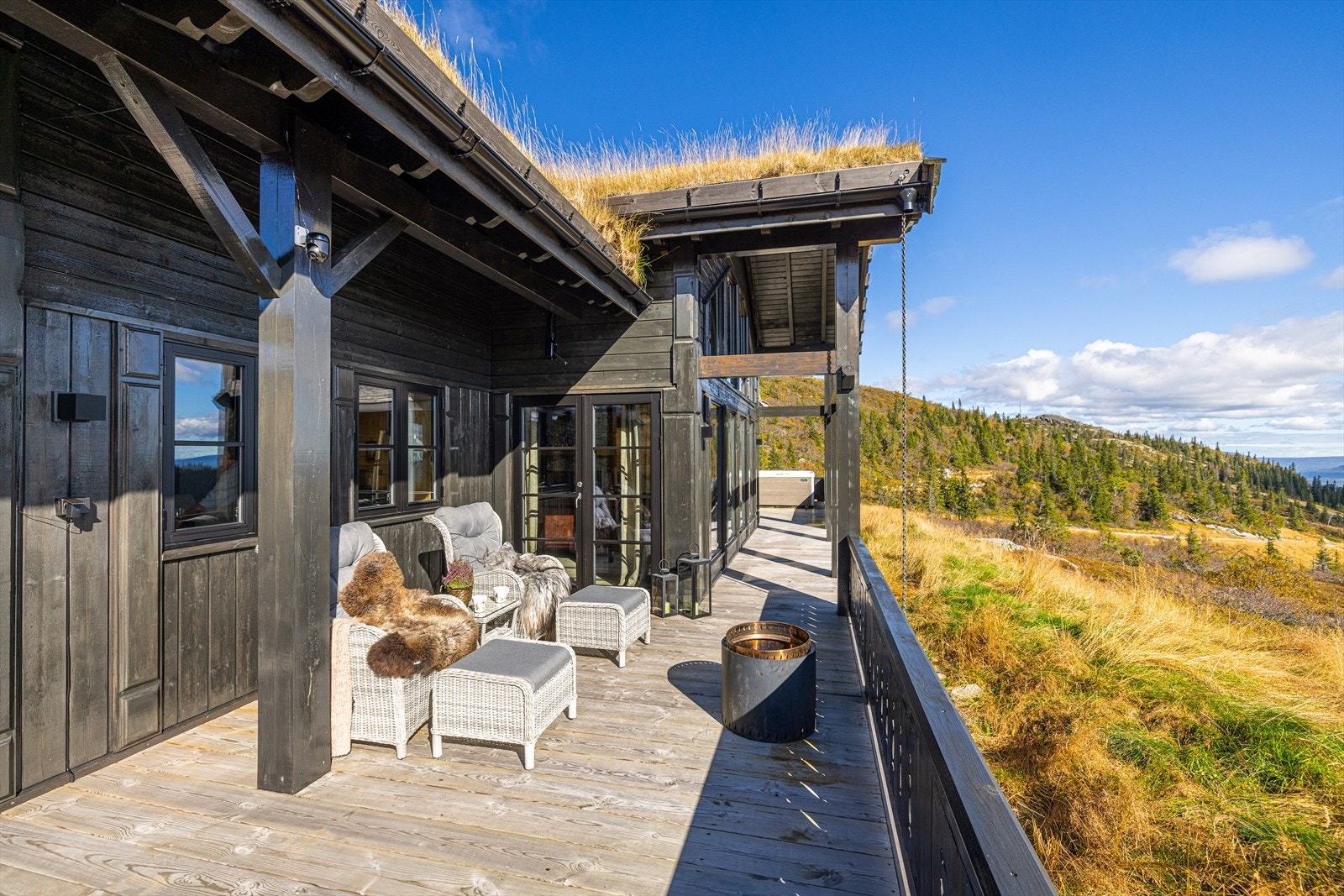 Hytta har en store og solrike uteplasser på ca. 93 kvm med jacuzzi Galleribilde