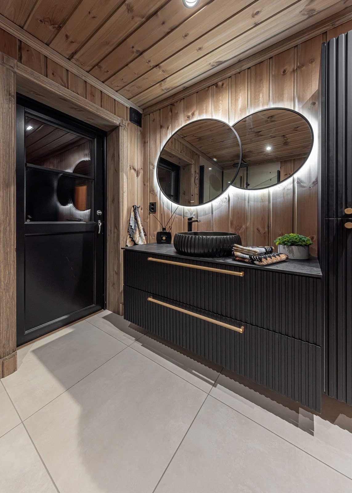 Det er tilgang til det fri fra baderommet, her snøbading og badstubad obligatorisk! Galleribilde