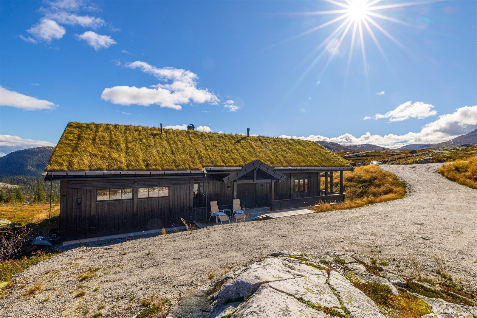 Hytta ligger i et populært område på Høgevarde med mange turmuligheter sommer som vinter Galleribilde