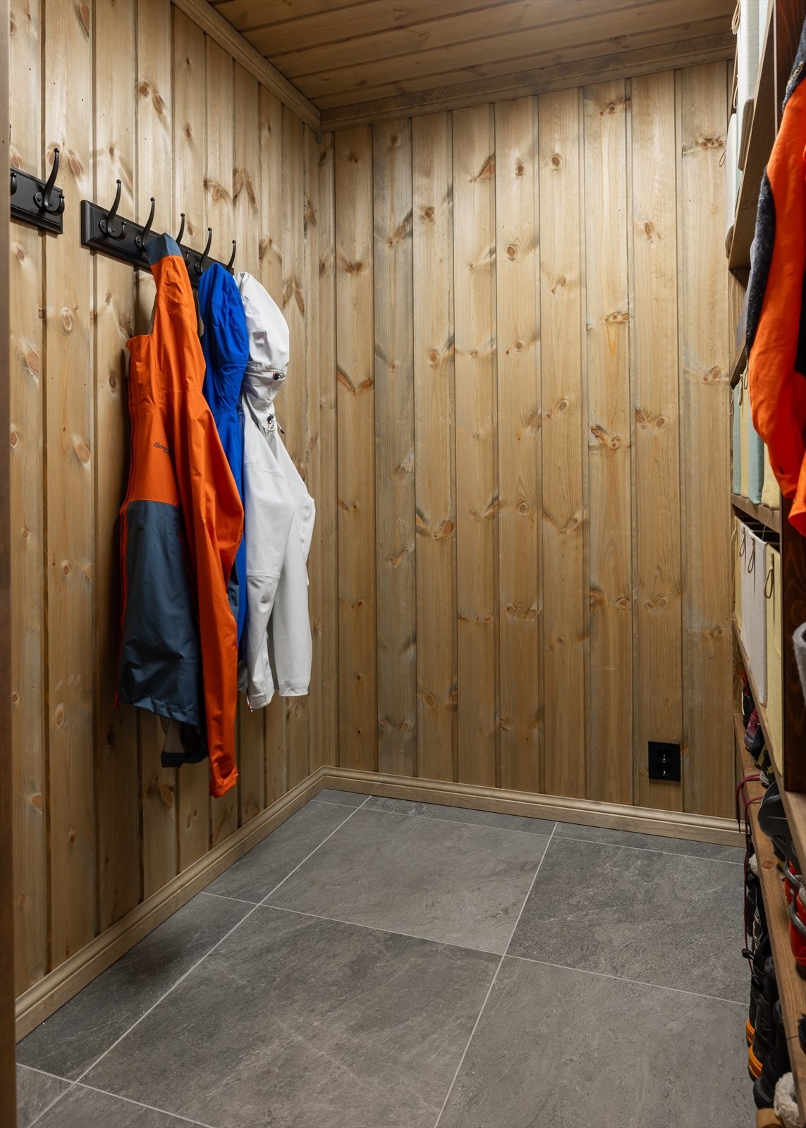 Walk-in-closet i gang, stikk med mulighet for skotørker eller liknende. Galleribilde