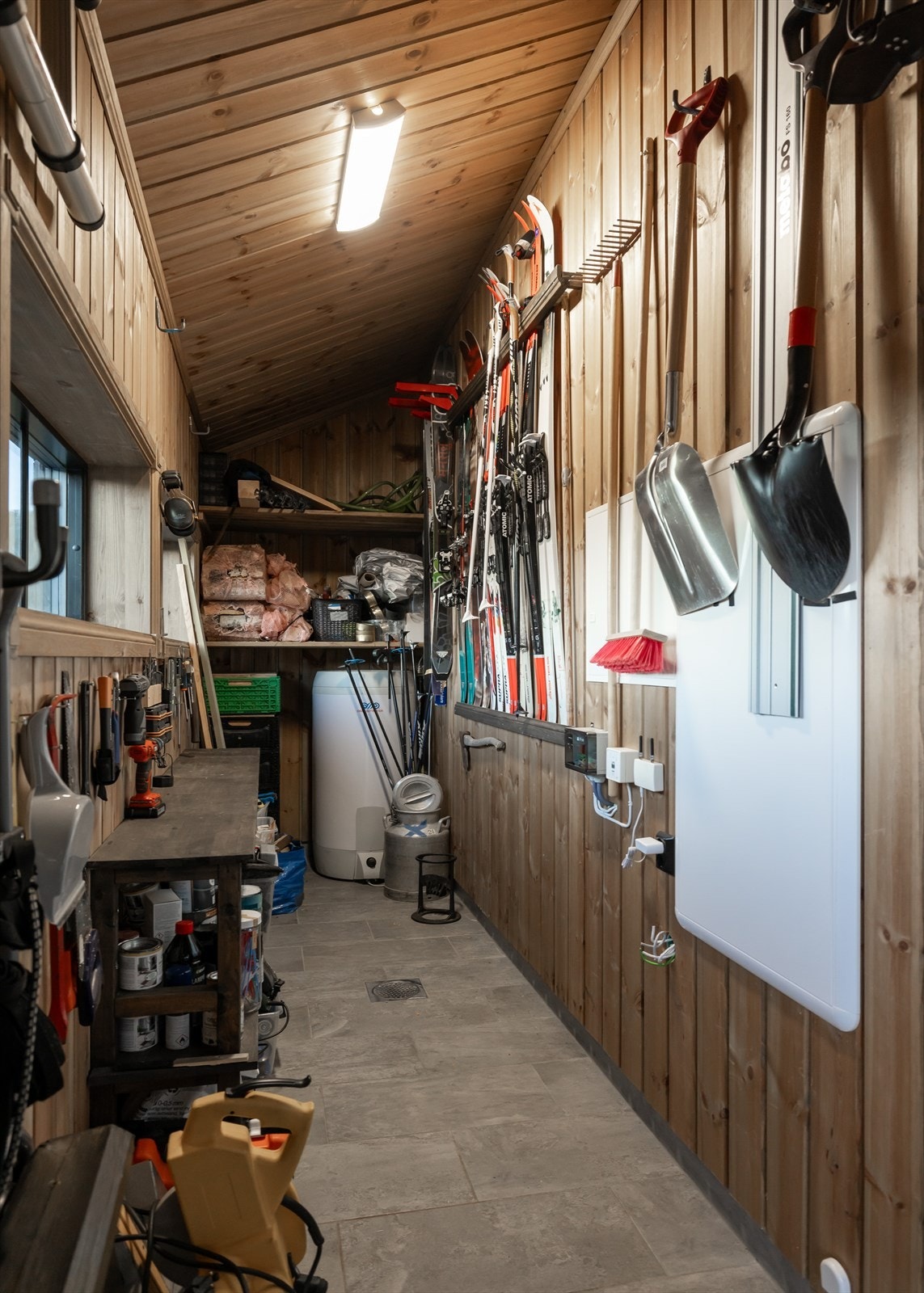 Romslig bod med god plass til utstyr og øvrig Galleribilde