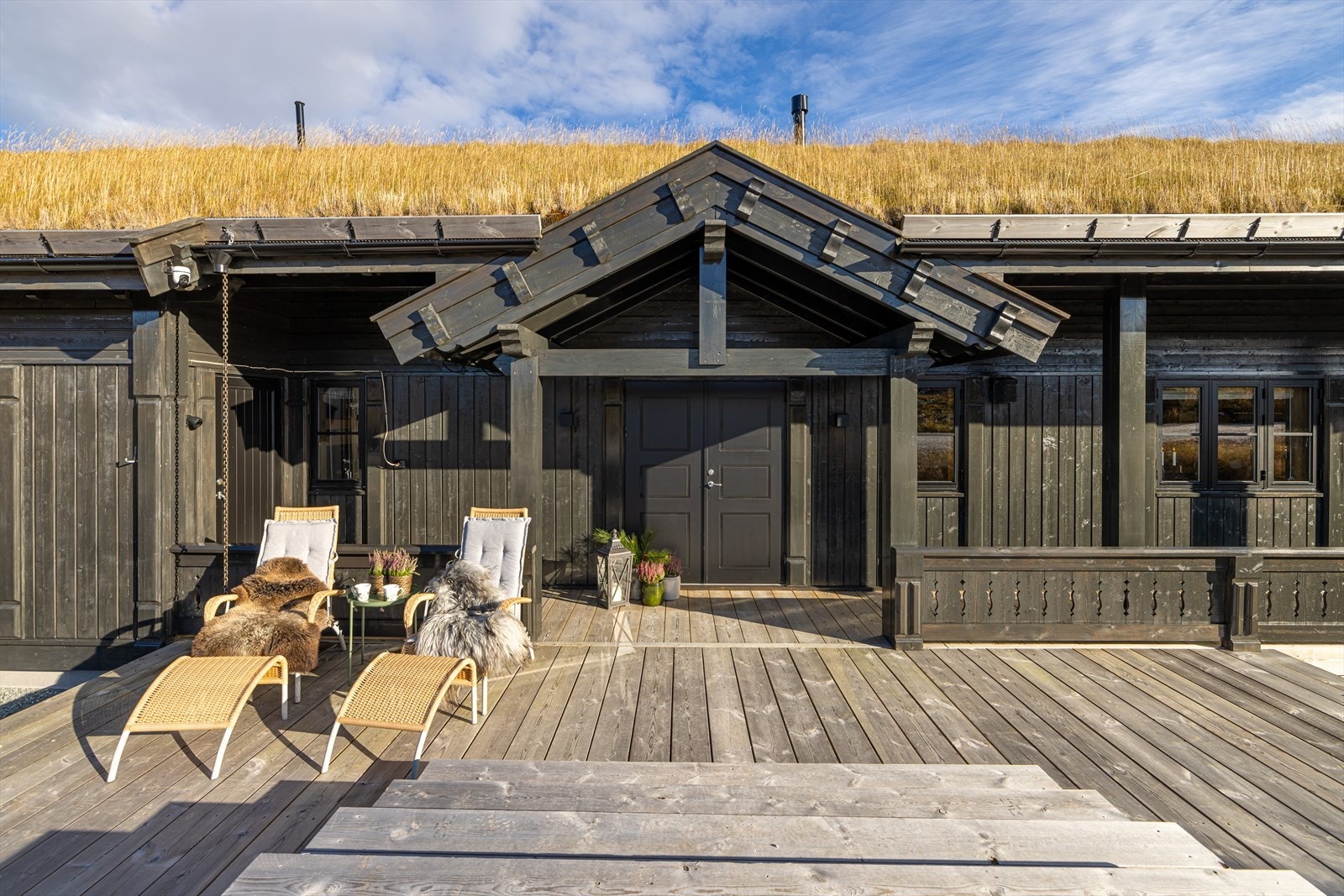 Et flott inngangsparti med en stor terrasse Galleribilde