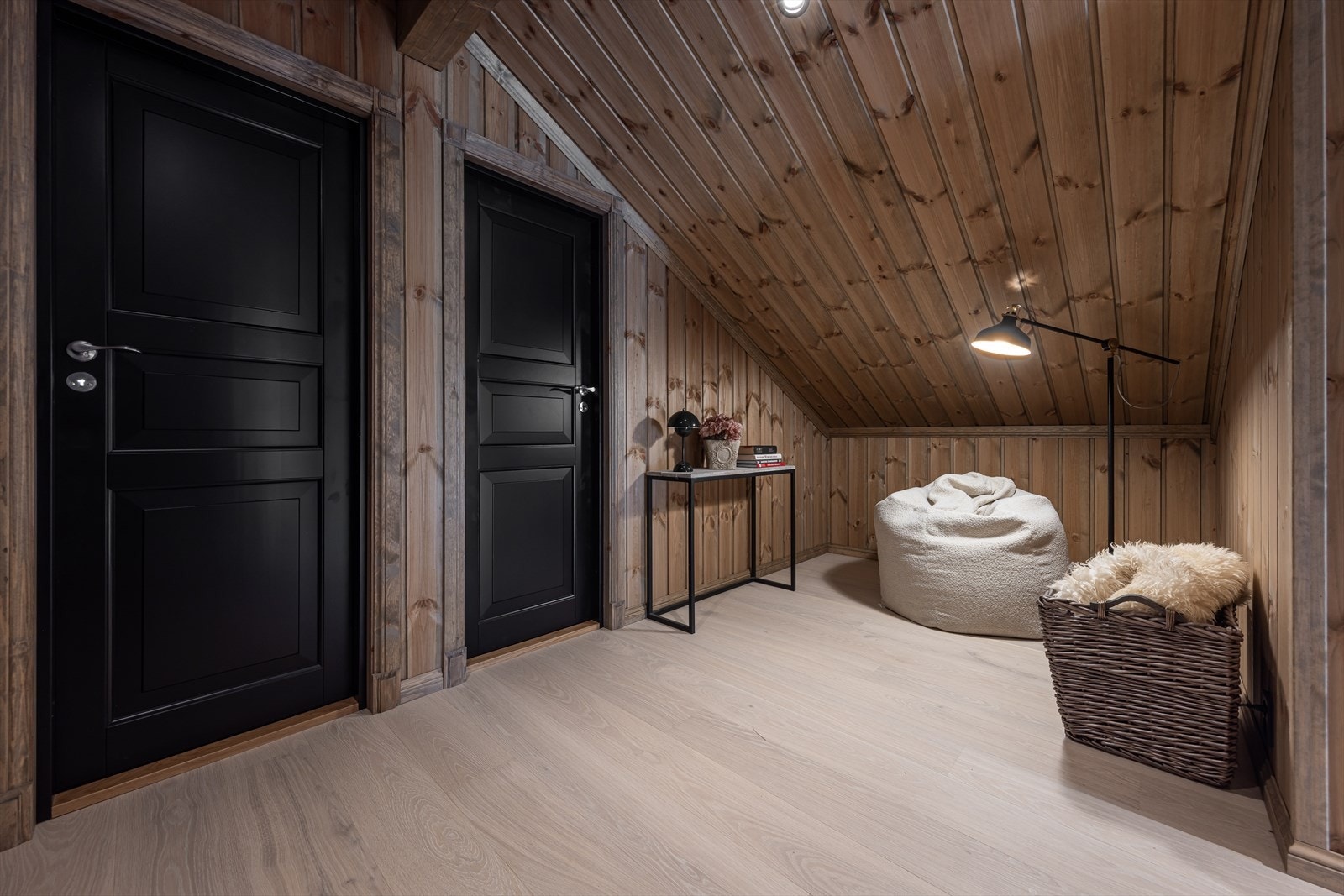 Mezzaninen mellom soverommene kan benyttes som lekerom eller lignende. 2. etasje har et gulvareal på hele 79 kvm hvorav 45 kvm er definert som bruksareal Galleribilde