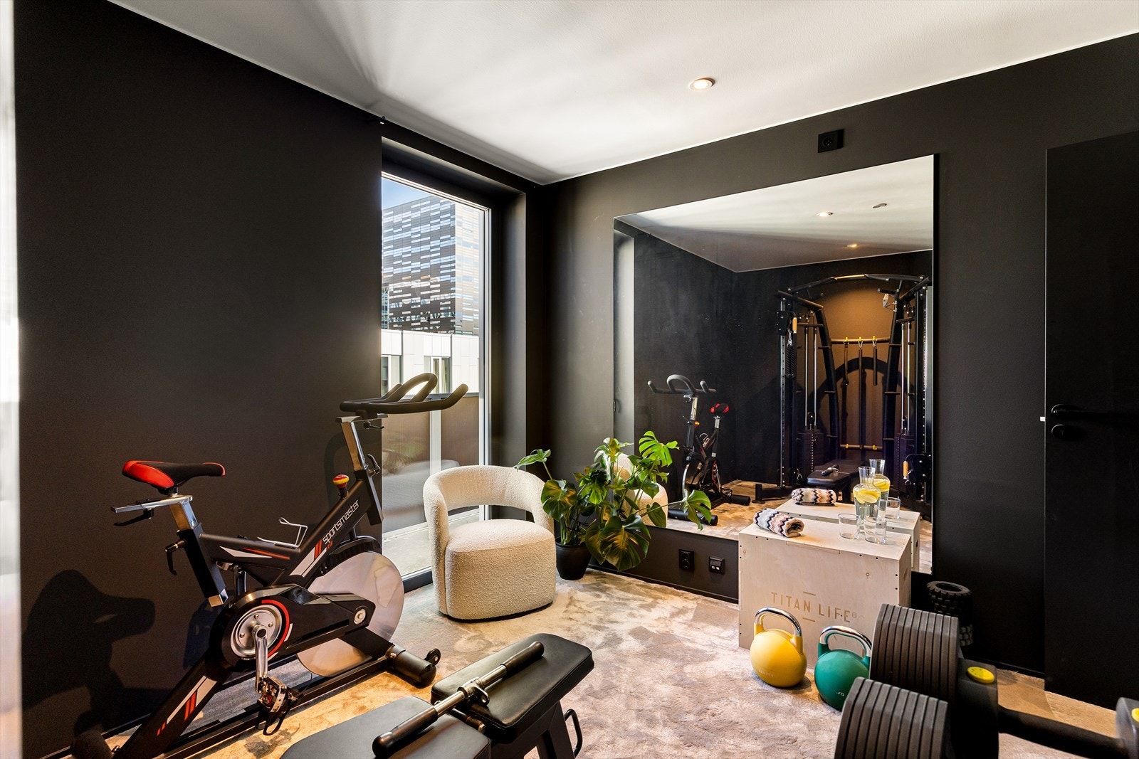 Det ble lagt tepper på gulvet i gangen og på de 3 soverommene i 2022. Galleribilde