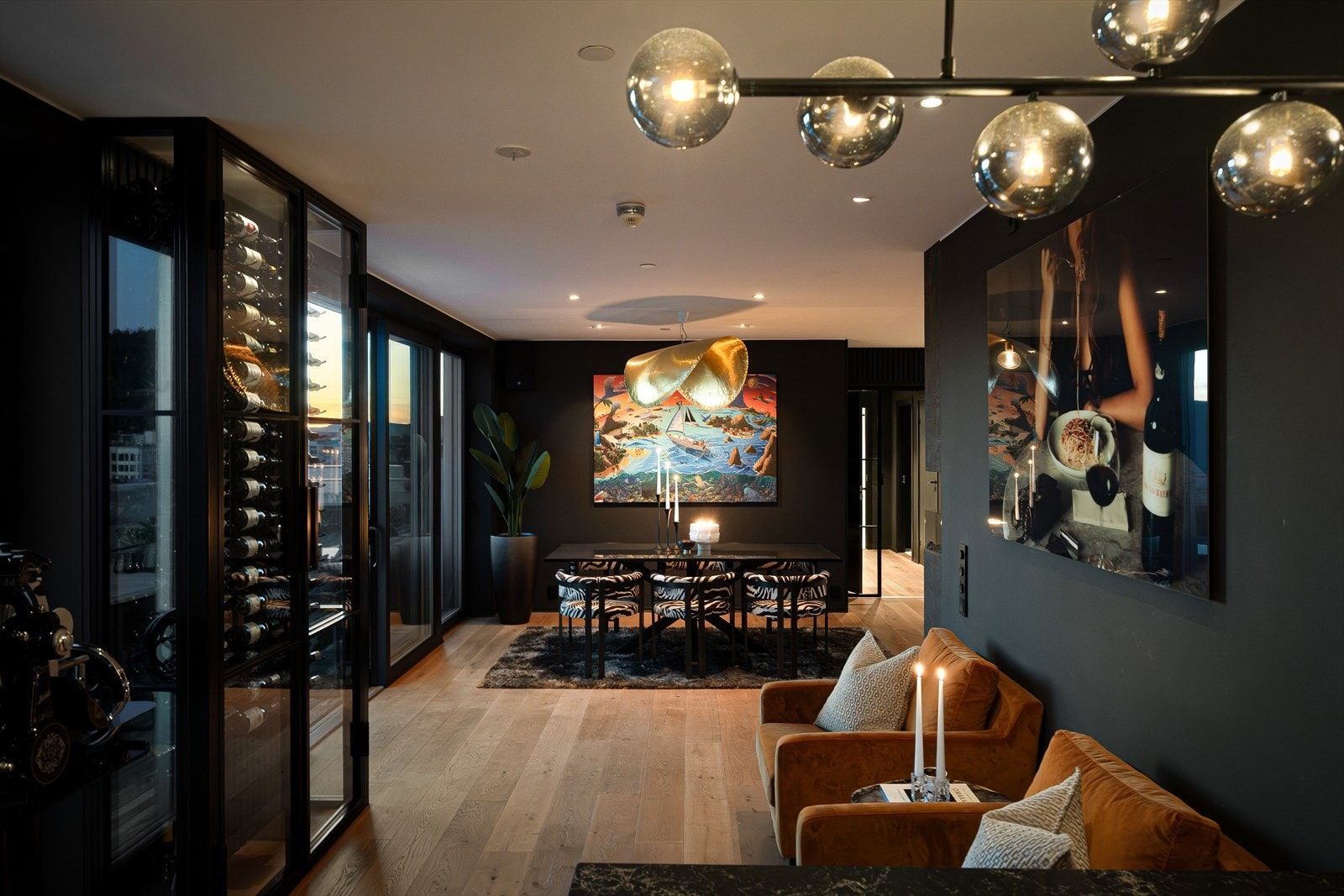 Den åpne planløsningen gjør spisestuen lys og innbydende, med plass til både hverdagsbruk og større sammenkomster. Galleribilde