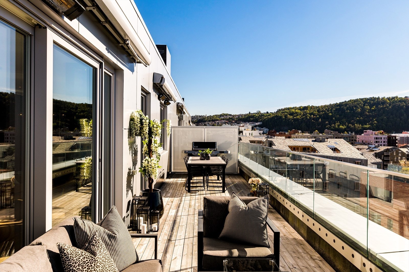 Her kan du enkelt skape en koselig uteoase med utemøbler, beplantning og gassgrill. Galleribilde