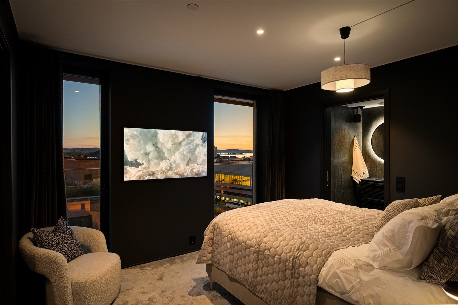 Hovedsoverommet er romslig, med plass til dobbeltseng, nattbord og tilhørende møbler. Om kvelden kan du nyte den vakre utsikten mot fjorden. Galleribilde