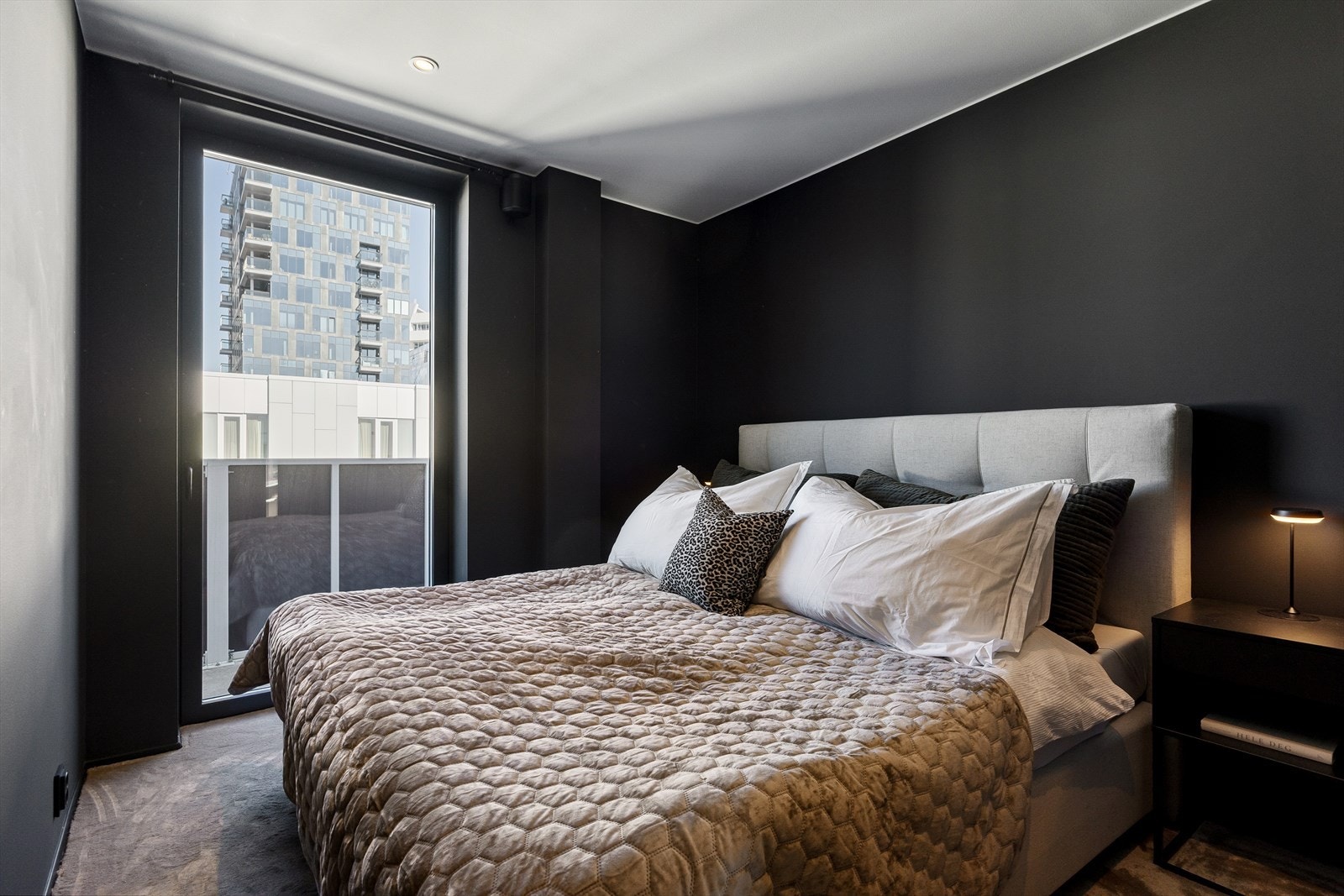 Soverom 2 har også god størrelse, med plass til dobbeltseng og øvrig møblement. Himlingen er utstyrt med downlights, og flatene er malt i mørke, stilfulle farger. Galleribilde