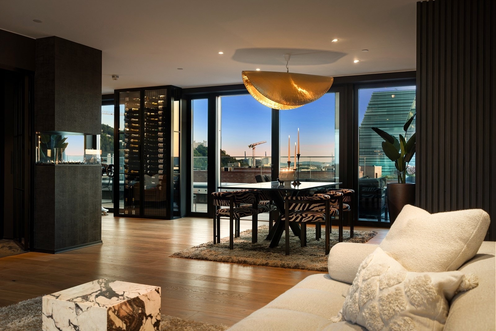 Eksklusive materialvalg, skreddersydde løsninger og moderne detaljer gir boligen et uttrykk av sofistikert eleganse. Galleribilde