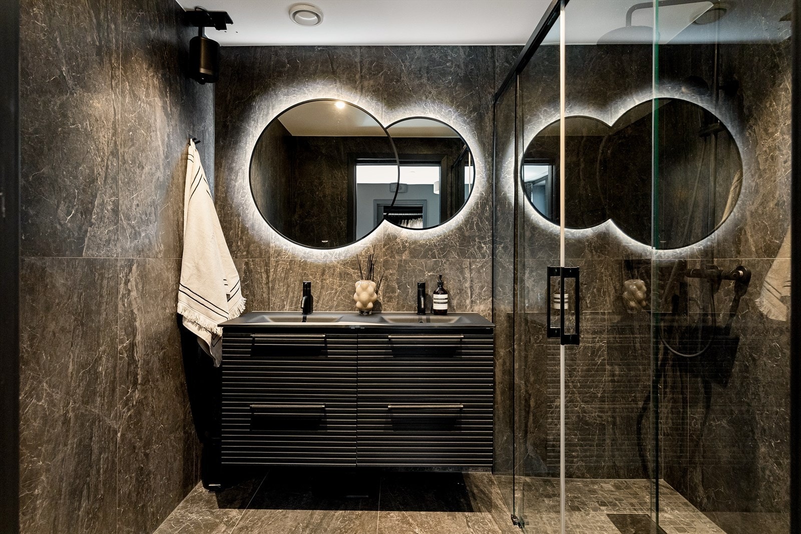 Fra hovedsoverommet er det direkte adkomst til ensuite baderom, flislagt og med gulvvarme og downlights i himlingen. Baderommet ble pusset opp i 2022, med nye fliser, servant og dusj, og fremstår moderne og stilrent. Galleribilde