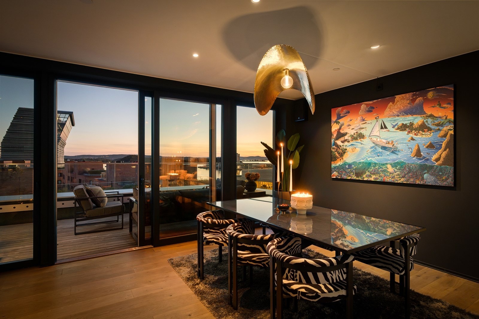 Mens du nyter en god middag om kvelden, kan du samtidig beundre utsikten mot fjorden og Munchmuseet. Galleribilde