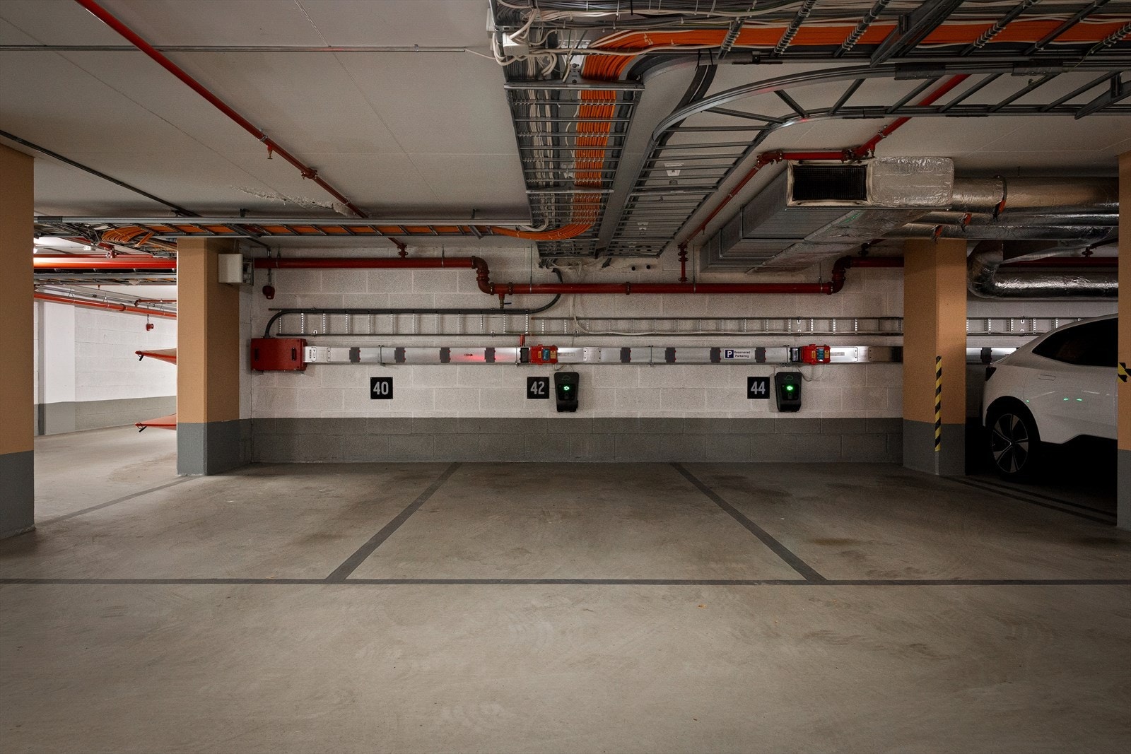 Det medfølger en garasjeplass med elbillader i lukket og oppvarmet garasjeanlegg. Galleribilde