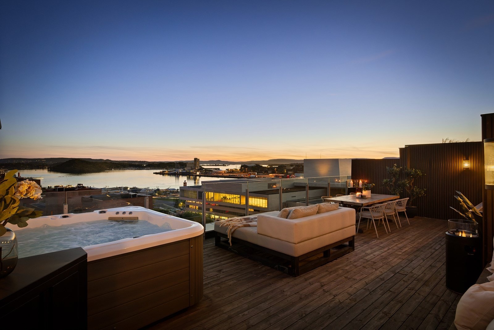 Opplev det beste av byliv og ro i denne unike leiligheten med en takterrasse som tar pusten fra deg. Galleribilde