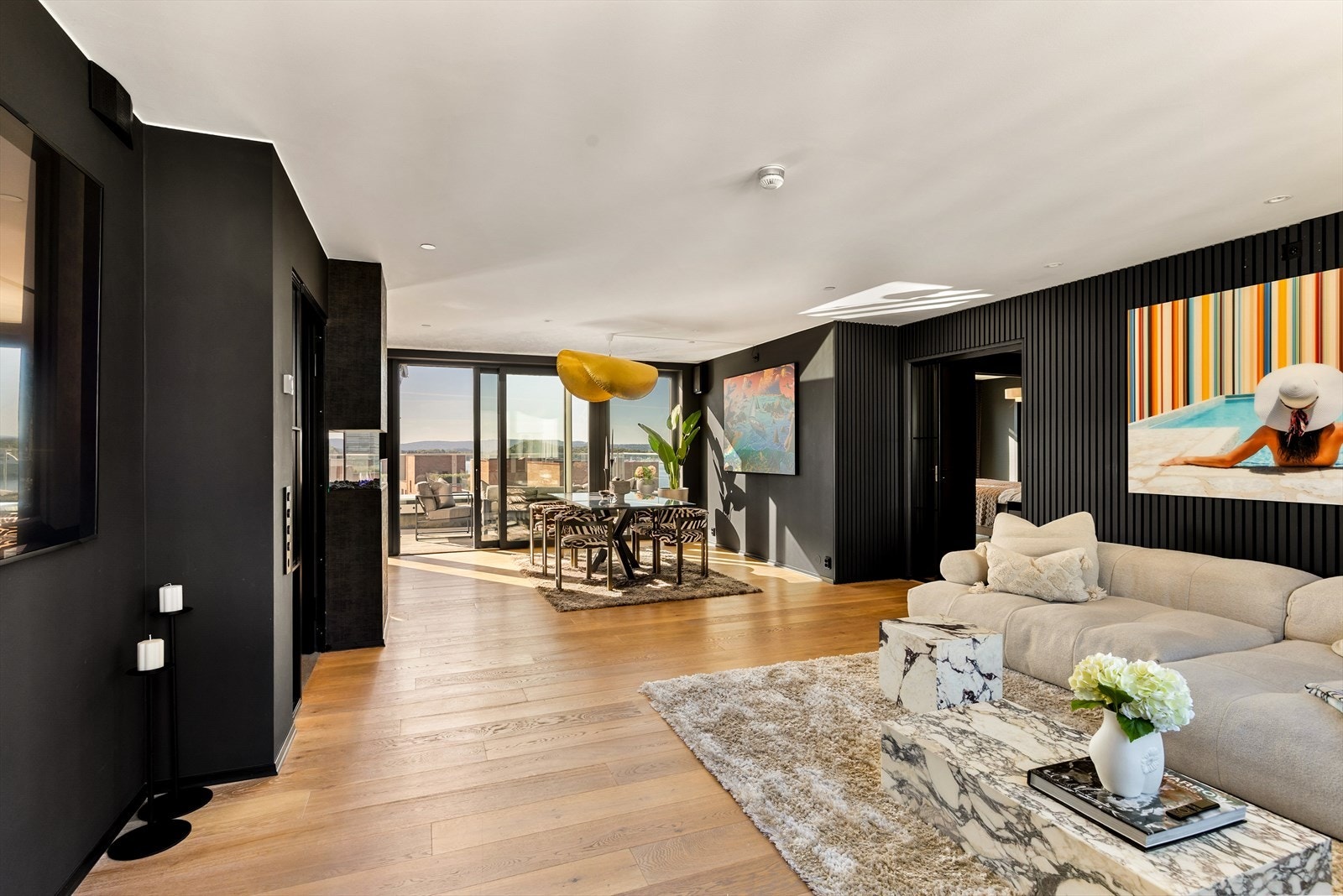 Leiligheten har stilfulle smijernsdører fra 2022, og er videre beriket med en skreddersydd spilevegg som fremhever den gjennomførte stilen. Galleribilde