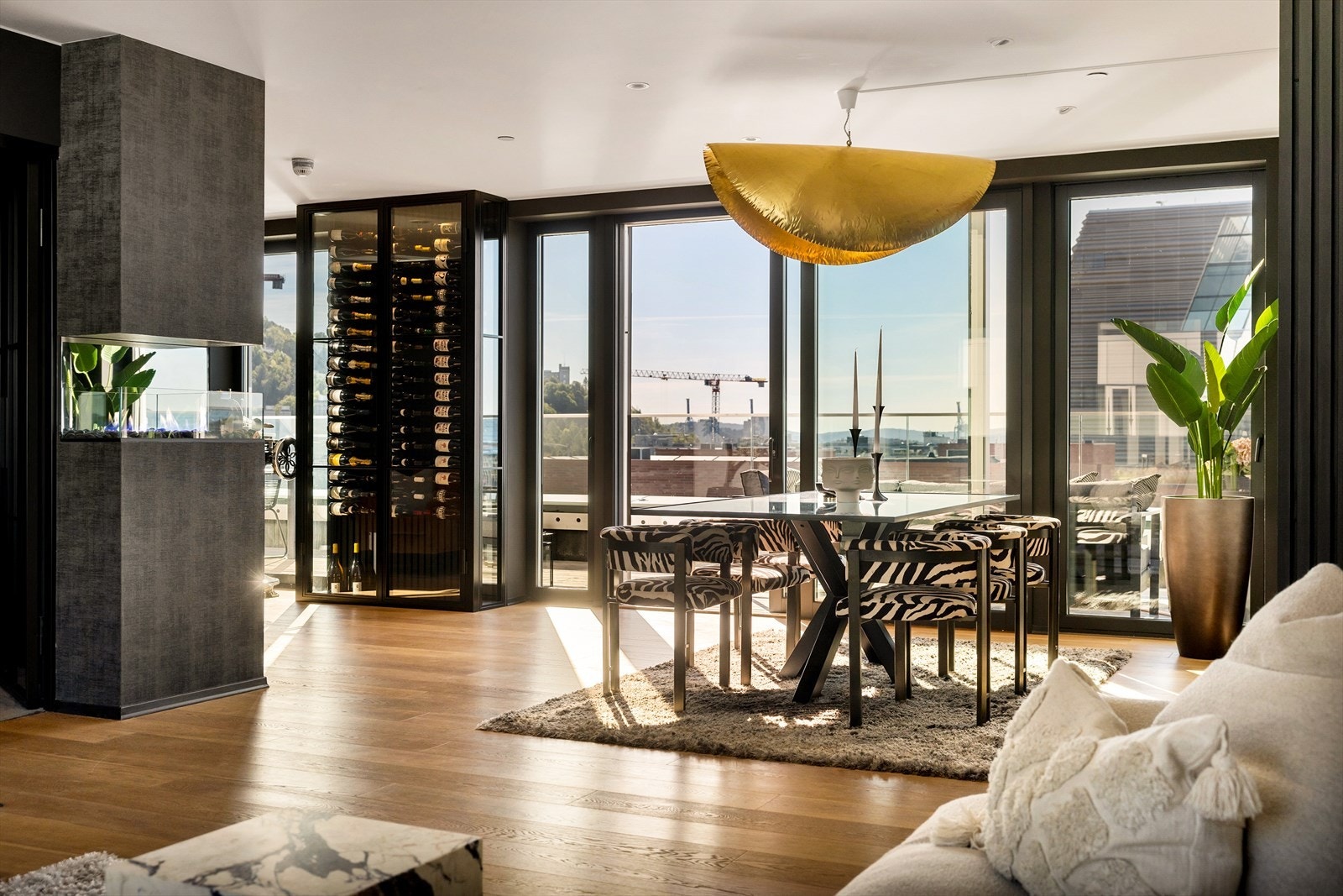 I stuen finner du et stilrent vinskap fra 2022 - en imponerende blikkfang for både vinentusiaster og gjester. Galleribilde