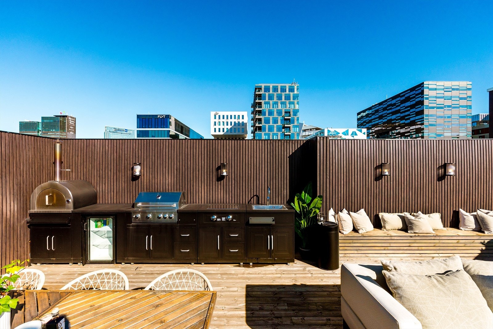 I 2022 ble uteplassen oppgradert med et funksjonelt utekjøkken, inkludert grill, vask, kjøleskap og pizzaovn, ideelt for sommerens måltider. Galleribilde