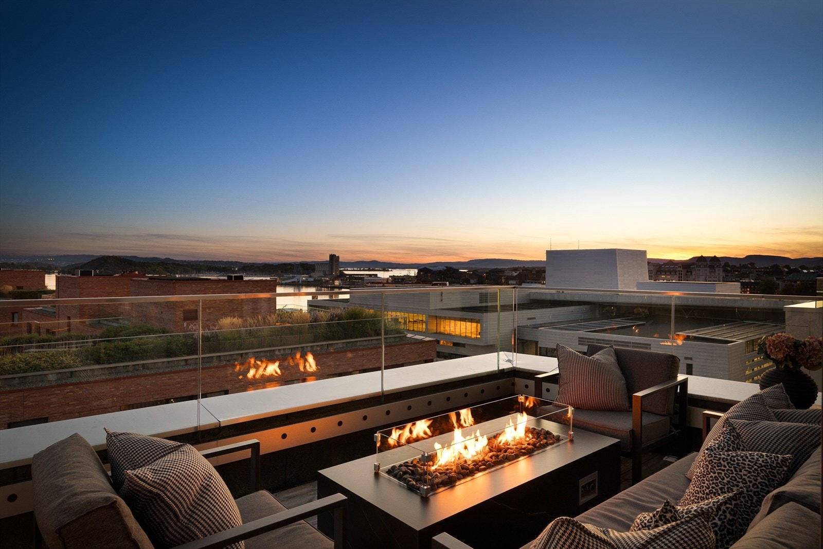 Sørenga med populære sjøbad og spisesteder ligger bare en kort spasertur unna, og Operahuset blir nærmest din egen forlengede stue. Galleribilde