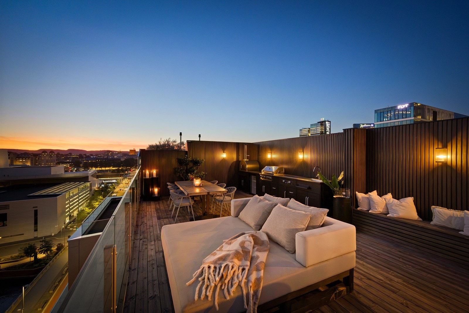 Romslig spiseområde med plass til lange middager under åpen himmel. Kombinasjonen av treverk, moderne design og nydelig utsikt gir en unik, lun stemning. Galleribilde