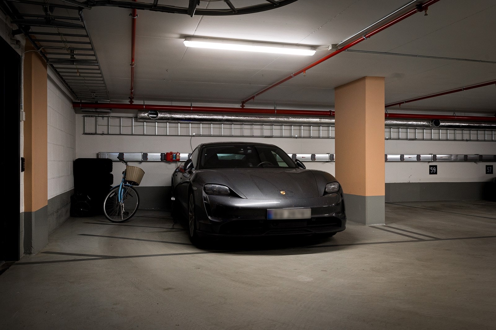 Det er også mulig å kjøpe en ekstra garasjeplass med elbillader. Kjøper mottar opsjon på kjøp av garasjeplassen. Galleribilde