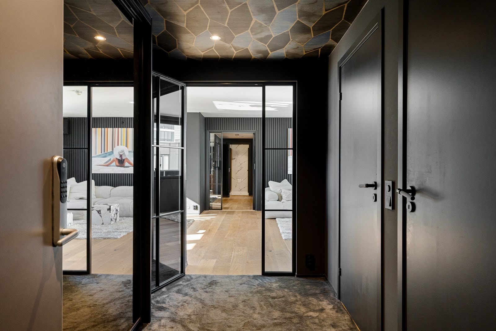 Leiligheten ønsker deg velkommen med en innbydende entré, komplettert med stilfult teppe på gulvet og moderne downlights i himlingen som skaper et umiddelbart godt førsteinntrykk. Galleribilde