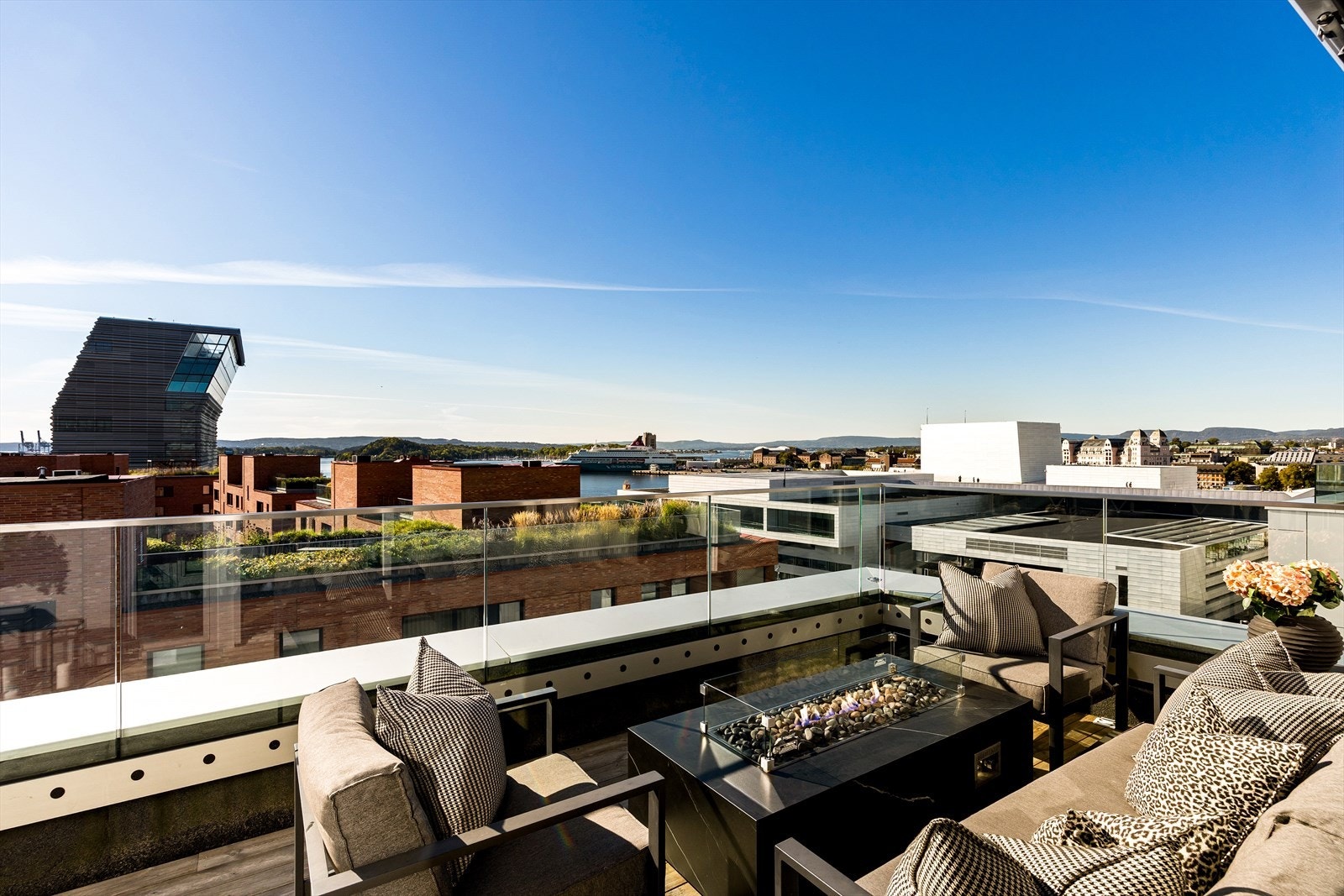 Fra spisestuen er det utgang til en sydvendt terrasse på ca. 30 m² med vidstrakt sjøutsikt og gode solforhold. Galleribilde