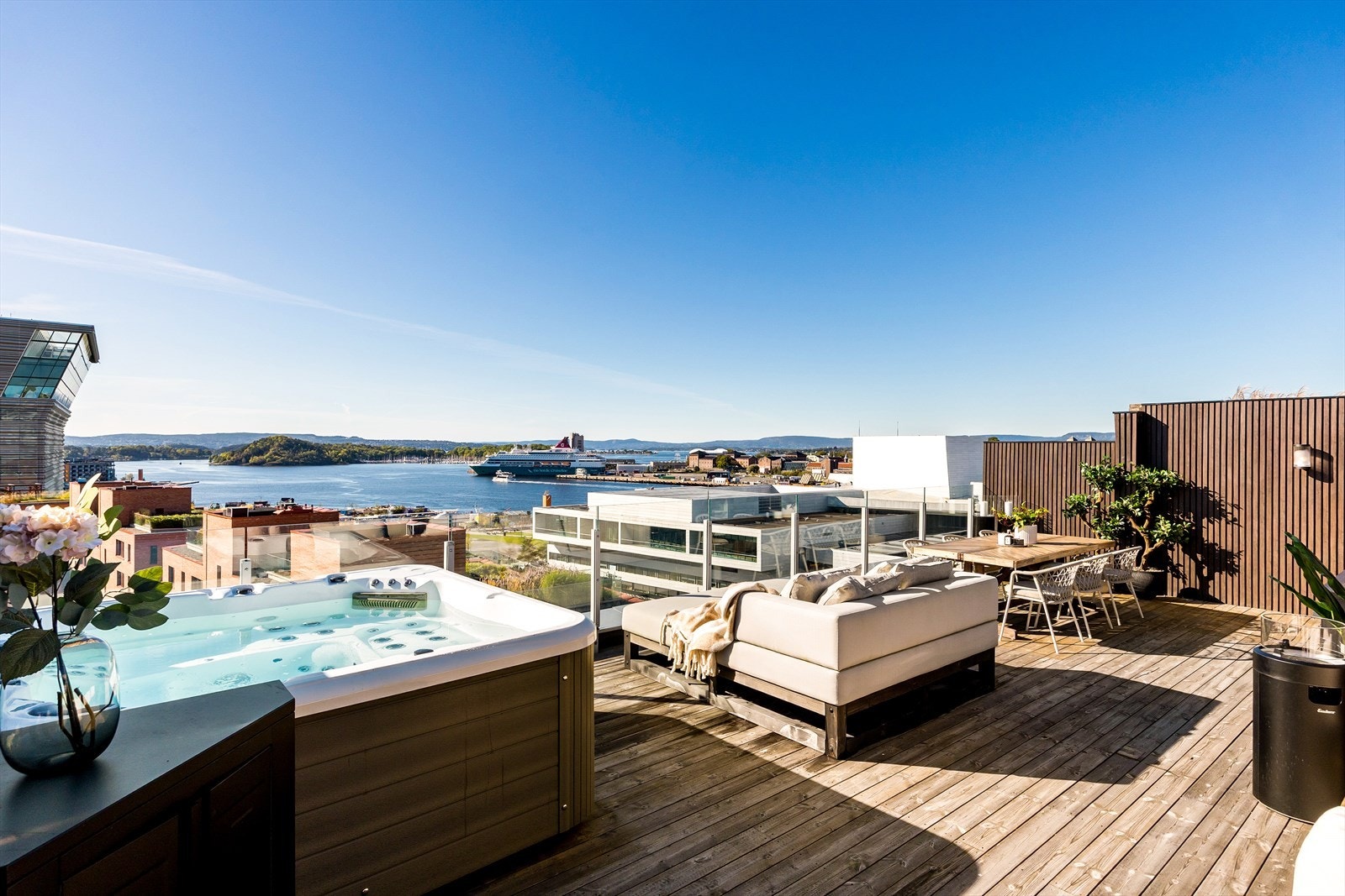 Dette er en toppleilighet som kombinerer moderne luksus med en av Oslos mest ettertraktede beliggenheter - Bjørvika, rett ved MUNCH-museet. Galleribilde