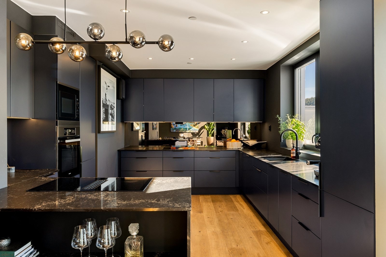 Stilsikkert HTH-kjøkken med god skap- og benkeplass. Kjøkkenet ble delvis oppusset i 2022 og har glatte fronter, benkeplate i stein med underlimt vask, speil og belysning over arbeidsflaten. Galleribilde