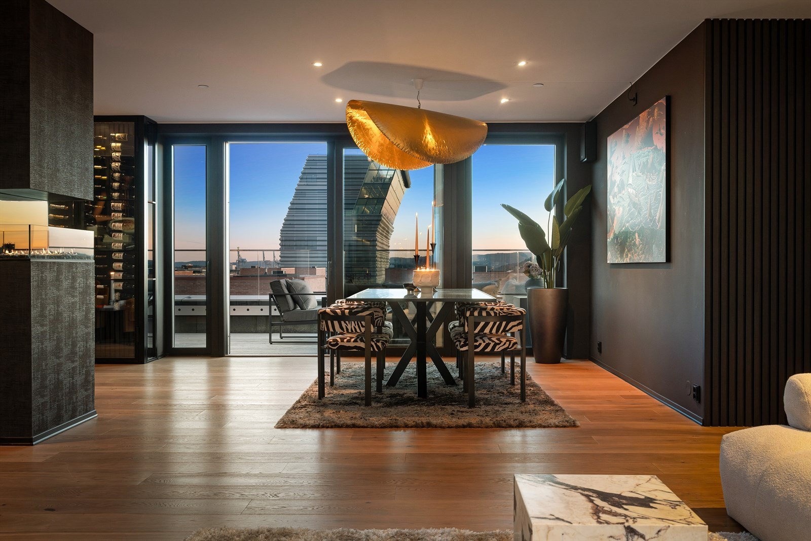 Leiligheten har skreddersydde løsninger og påkostede detaljer gir boligen et eksklusivt preg. Galleribilde