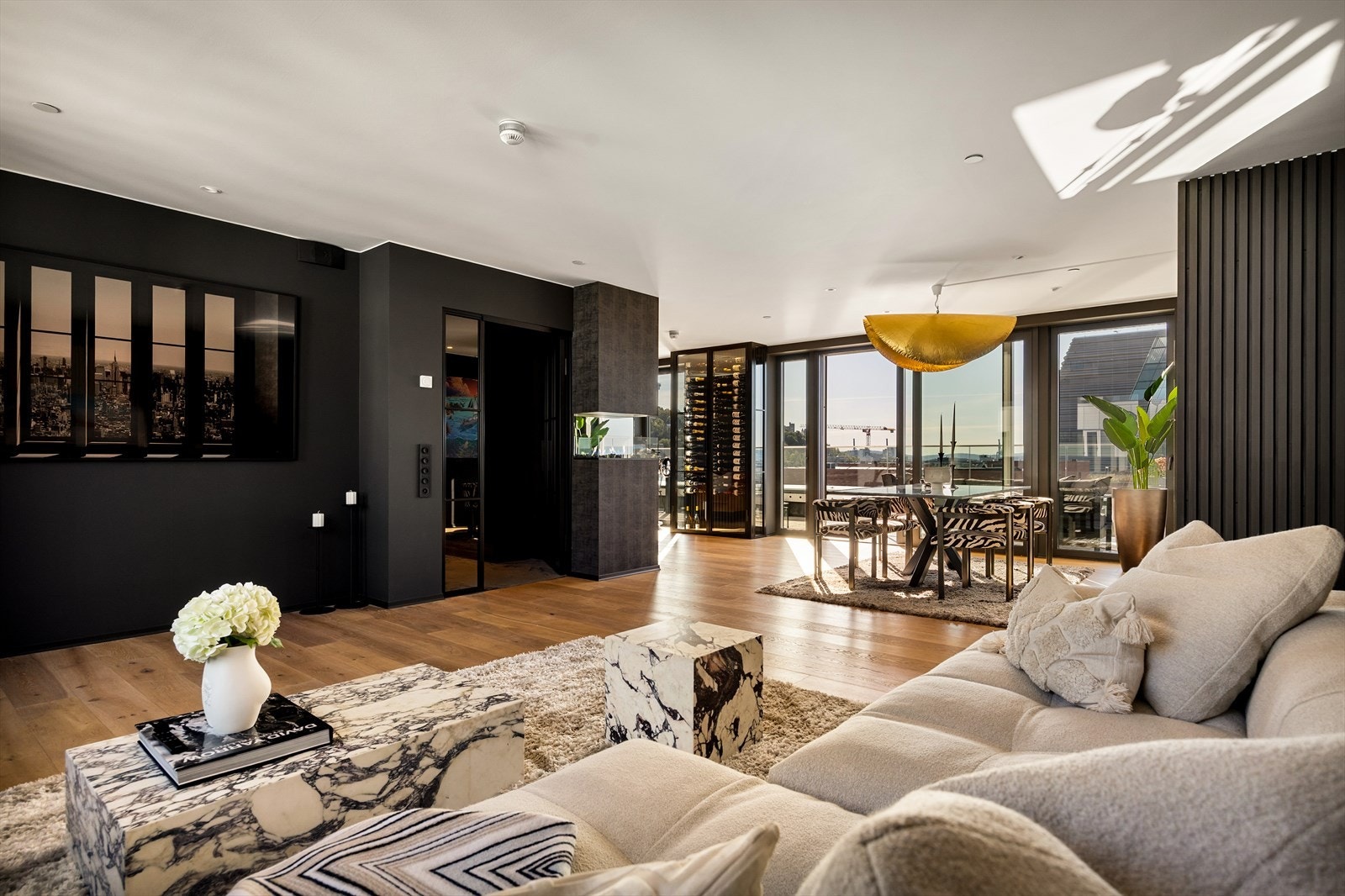 Gulvet er dekket med 1-stavs parkett, og mørke overflater gir rommene et sofistikert og moderne preg. Galleribilde