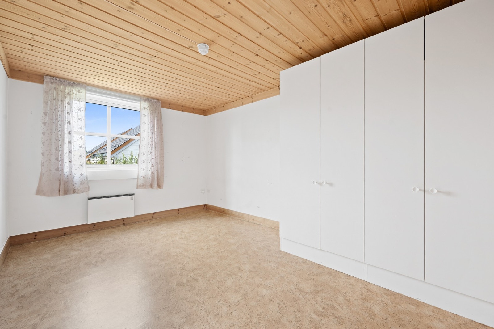 Hovedsoverom i hovedplan, like ved badet. God størrelse med garderobeskap og vindu som gir naturlig lys. Galleribilde