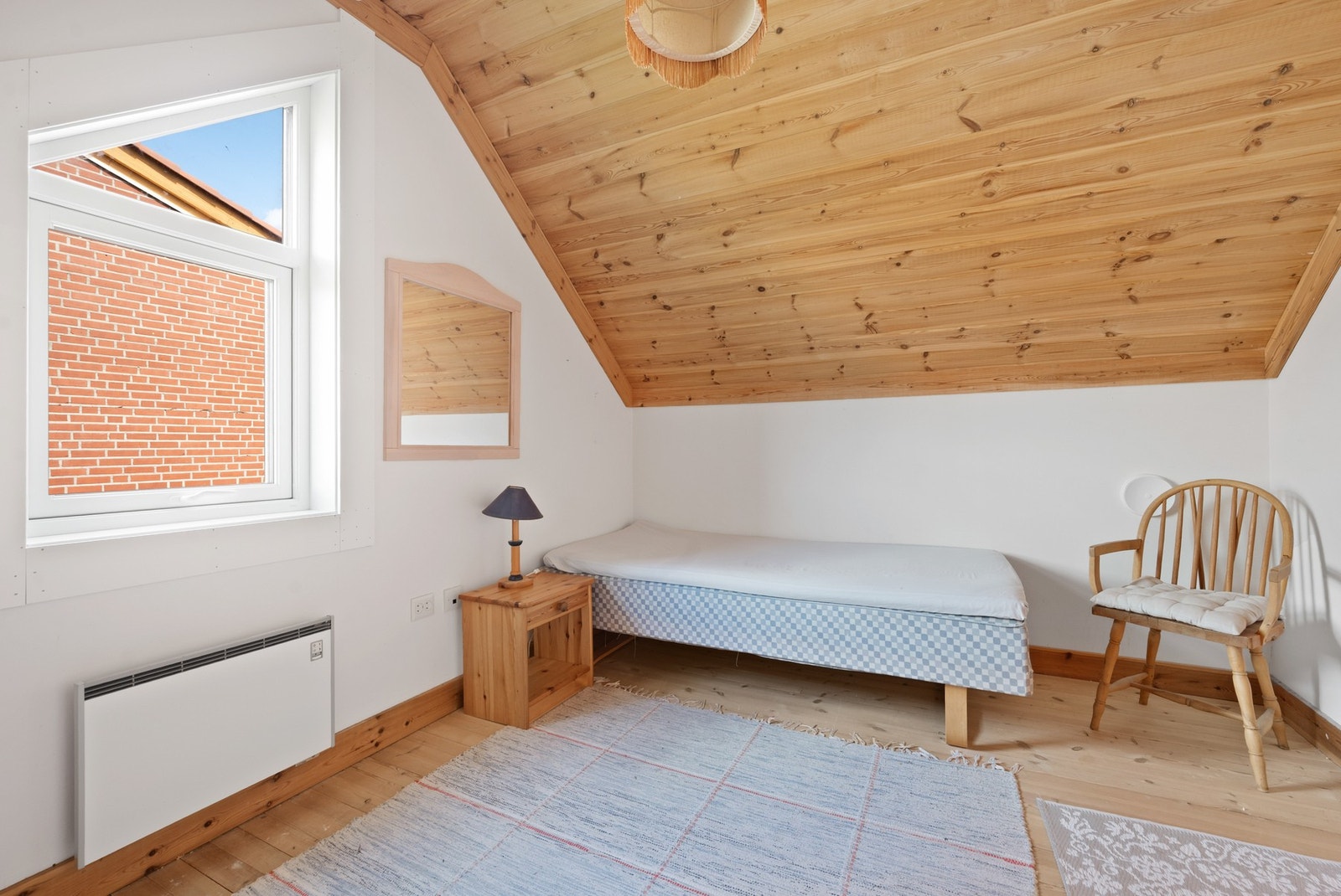 Soverom på loft - god gulvflate og lagring i kott. Vindusflate som gir naturlig lys. Galleribilde