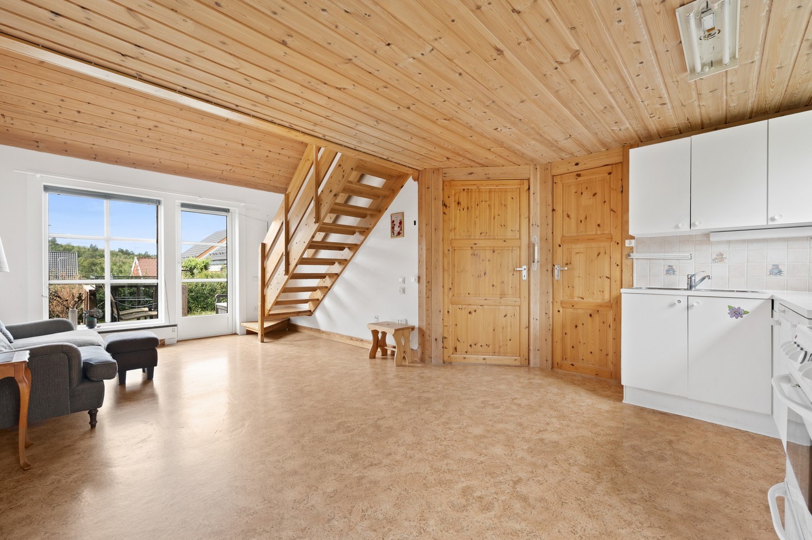 Åpen stue/kjøkken-sone med trapp til hems og god møbleringsflate. Balansert ventilasjon fra 2024 (TG1). Galleribilde