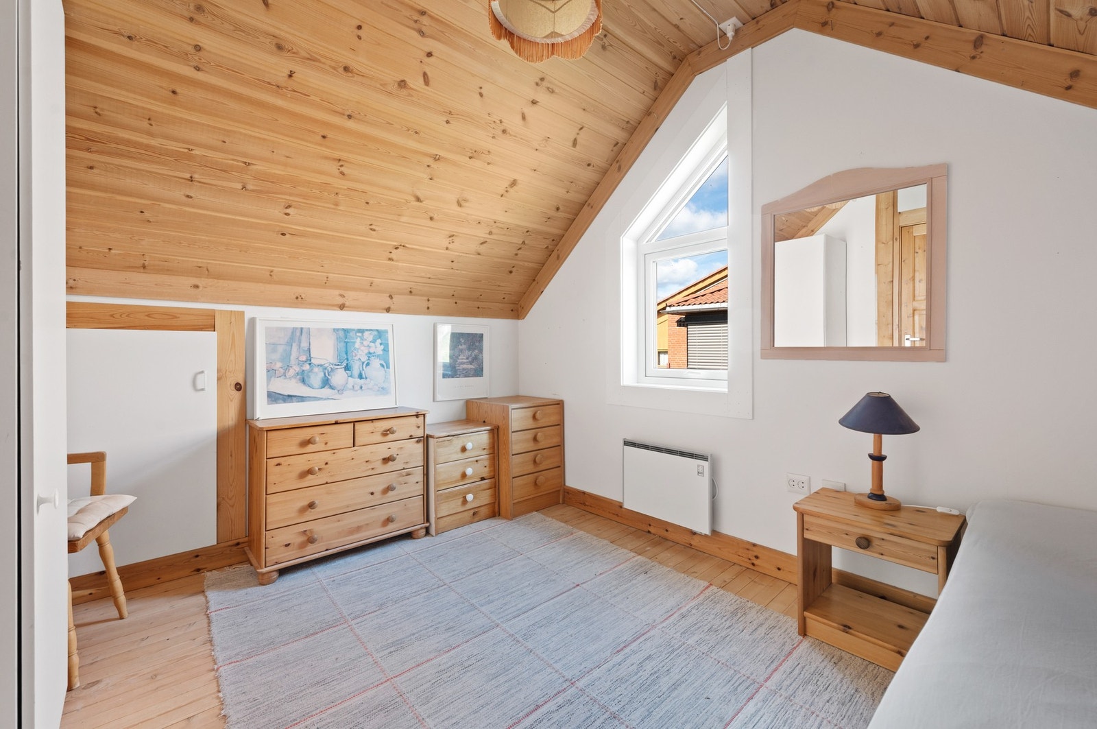 Soverom på loft med vindu. Adkomst til kott for lagring. Galleribilde