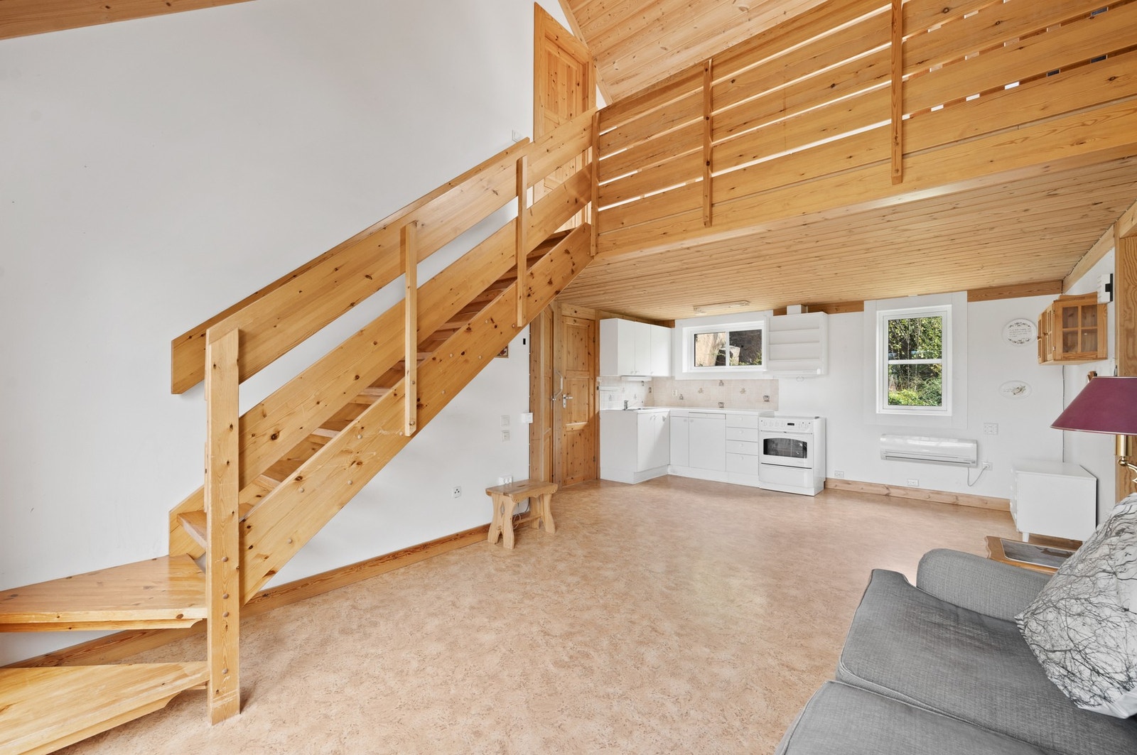 Stue med god takhøyde og åpen løsning mot kjøkken. Varmepumpe fra 2007 gir jevn og effektiv oppvarming. Galleribilde